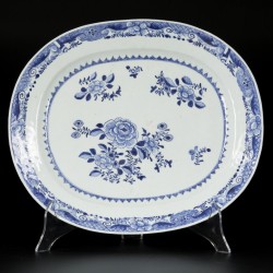 Een set van (2) porseleinen schalen met floraal decor, China, Qianlong.