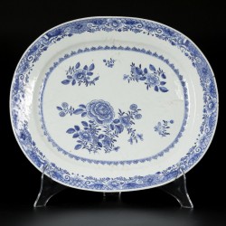 Een set van (2) porseleinen schalen met floraal decor, China, Qianlong.