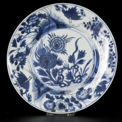 Een set van (3) porseleinen borden met floraal- en rotsdecor, China, Kangxi.