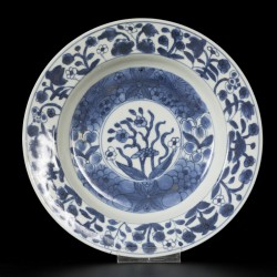 Een set van (3) diepe porseleinen borden met floraal decor, China, Kangxi.