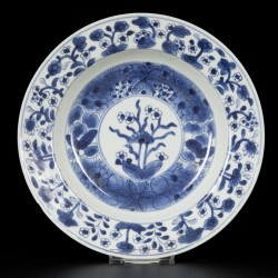 Een set van (3) diepe porseleinen borden met floraal decor, China, Kangxi.