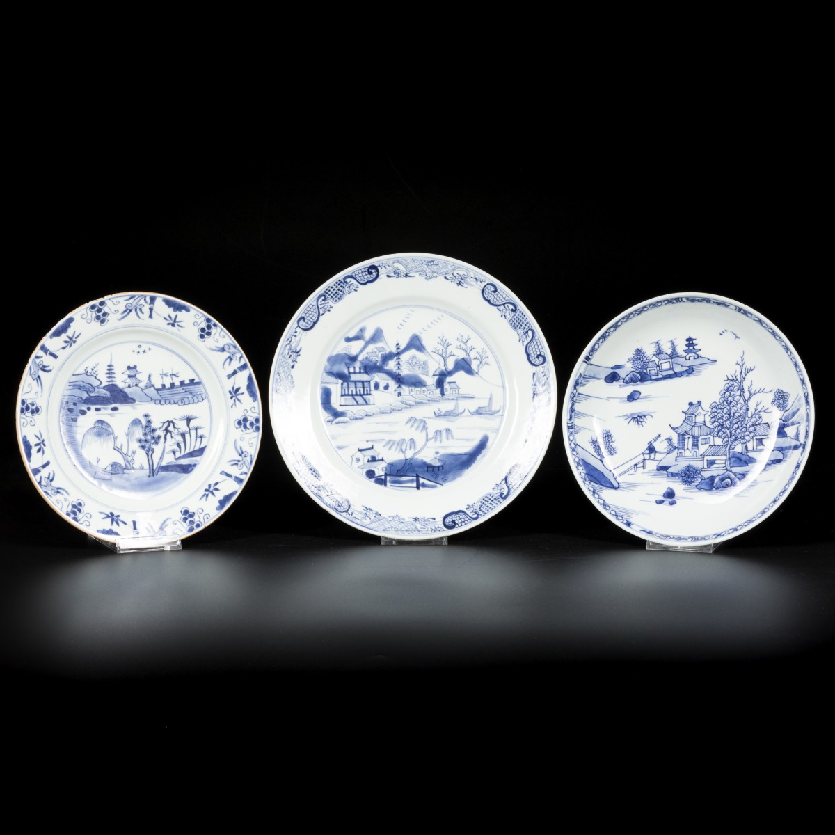 Een lot van (3) porseleinen borden met rivier/pagode decor, China, 18e eeuw.