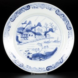 Een lot van (3) porseleinen borden met rivier/pagode decor, China, 18e eeuw.