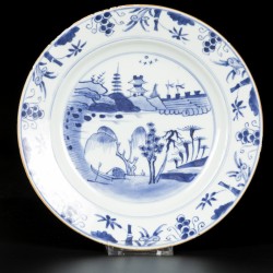 Een lot van (3) porseleinen borden met rivier/pagode decor, China, 18e eeuw.