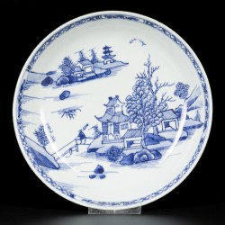 Een lot van (3) porseleinen borden met rivier/pagode decor, China, 18e eeuw.