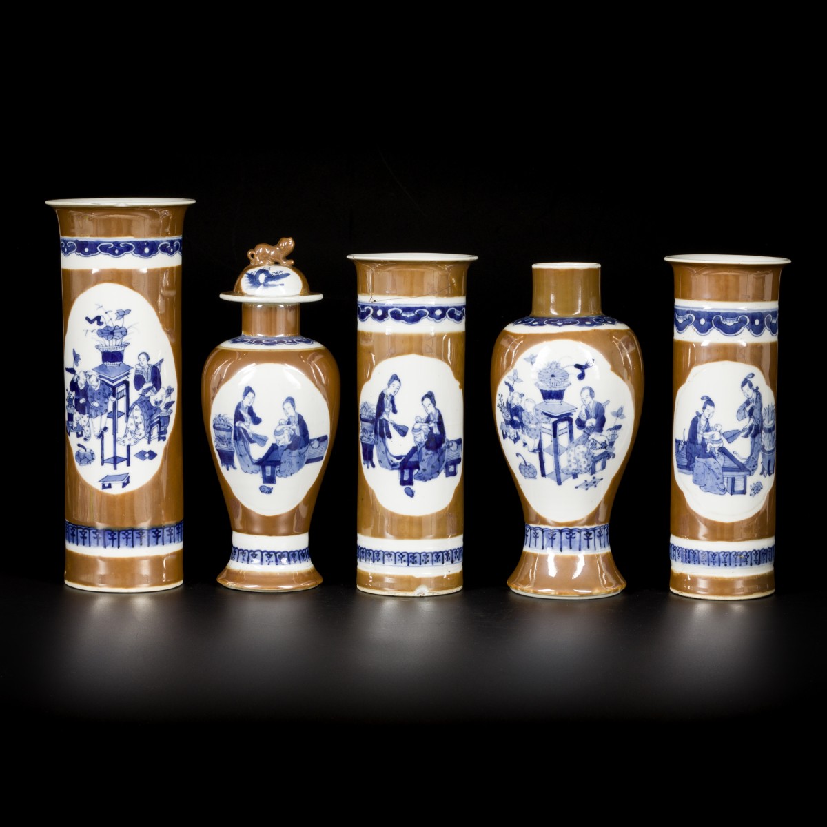 Een porseleinen kaststel met café-au-lait fond en gedecoreerd met Chinese figuren, gemerkt Kangxi, China, 19e eeuw.
