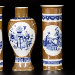 Een porseleinen kaststel met café-au-lait fond en gedecoreerd met Chinese figuren, gemerkt Kangxi, China, 19e eeuw.