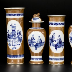 Een porseleinen kaststel met café-au-lait fond en gedecoreerd met Chinese figuren, gemerkt Kangxi, China, 19e eeuw.