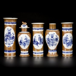 Een porseleinen kaststel met café-au-lait fond en gedecoreerd met Chinese figuren, gemerkt Kangxi, China, 19e eeuw.