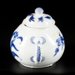 Een porseleinen theepot met floraal decor, China, Kangxi.