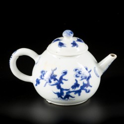 Een porseleinen theepot met floraal decor, China, Kangxi.