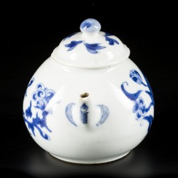 Een porseleinen theepot met floraal decor, China, Kangxi.