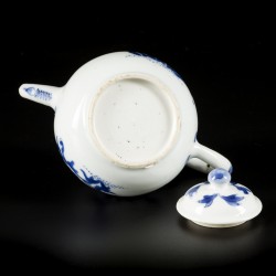 Een porseleinen theepot met floraal decor, China, Kangxi.