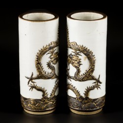 Een set van (2) cilindervazen in Nanking aardewerk, gedecoreerd met draken, China, 19e eeuw.