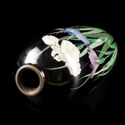 Een cloisonné vaasje gedecoreerd met planten, Japan, eind 19e eeuw.