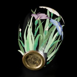 Een cloisonné vaasje gedecoreerd met planten, Japan, eind 19e eeuw.