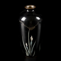 Een cloisonné vaasje gedecoreerd met planten, Japan, eind 19e eeuw.