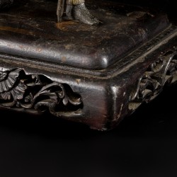 Een lot van (2) bronzen kandelaren waarvan één op houten voet, 19e/20e eeuw.