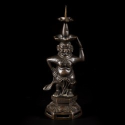 Een lot van (2) bronzen kandelaren waarvan één op houten voet, 19e/20e eeuw.