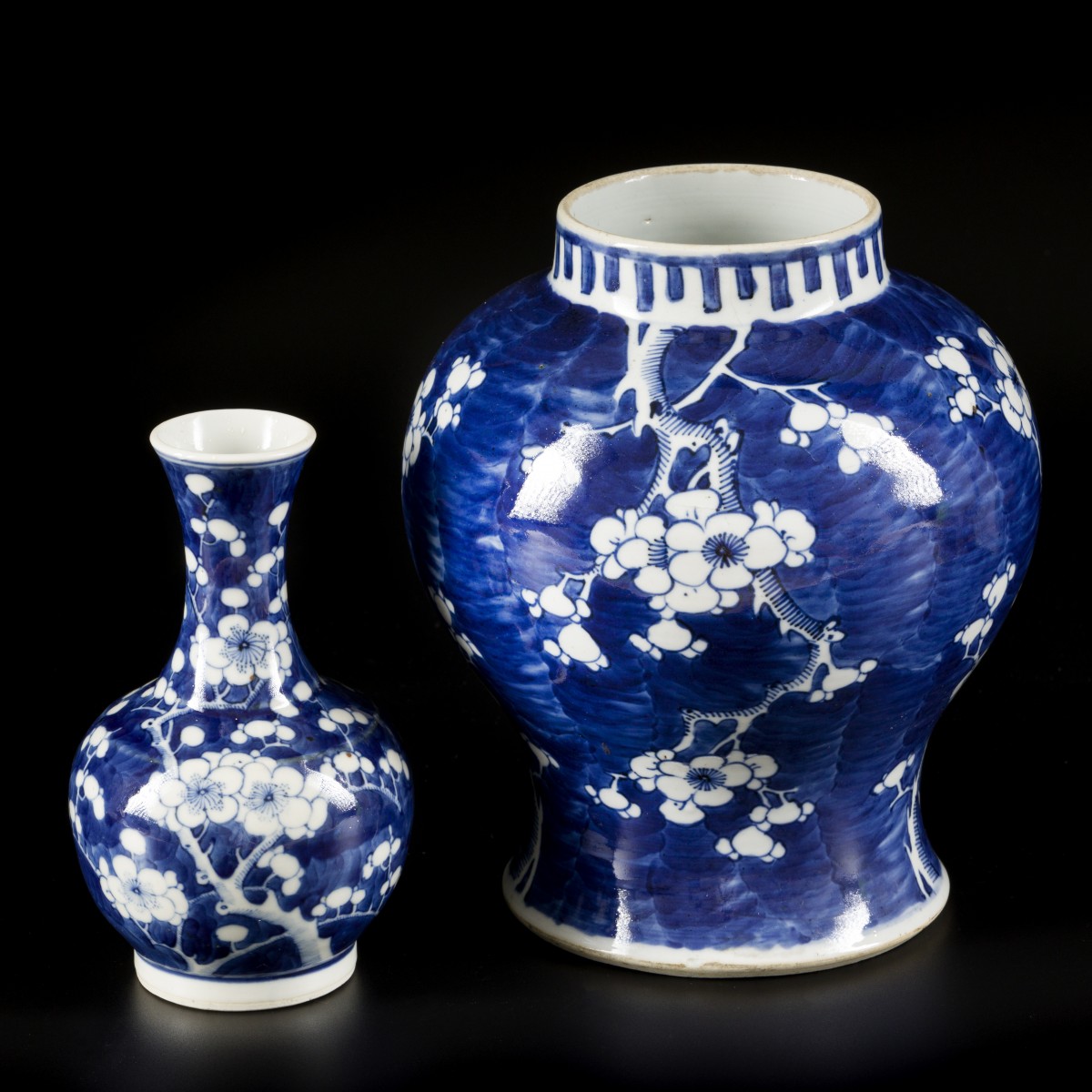 Een lot porselein waaronder een dekselvaas en een pijpvaasje met prunus decor, China, 19e eeuw.
