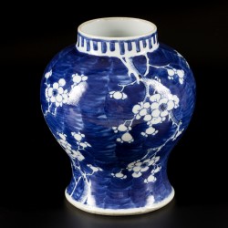 Een lot porselein waaronder een dekselvaas en een pijpvaasje met prunus decor, China, 19e eeuw.