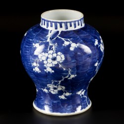 Een lot porselein waaronder een dekselvaas en een pijpvaasje met prunus decor, China, 19e eeuw.