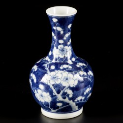 Een lot porselein waaronder een dekselvaas en een pijpvaasje met prunus decor, China, 19e eeuw.