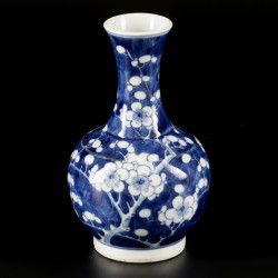 Een lot porselein waaronder een dekselvaas en een pijpvaasje met prunus decor, China, 19e eeuw.