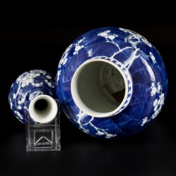 Een lot porselein waaronder een dekselvaas en een pijpvaasje met prunus decor, China, 19e eeuw.