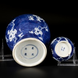 Een lot porselein waaronder een dekselvaas en een pijpvaasje met prunus decor, China, 19e eeuw.
