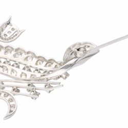18 kt. Witgouden bloemendecor broche bezet met ca. 3.17 ct. diamant.