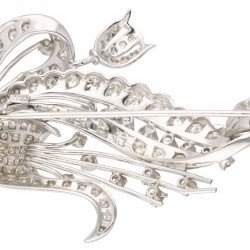 18 kt. Witgouden bloemendecor broche bezet met ca. 3.17 ct. diamant.
