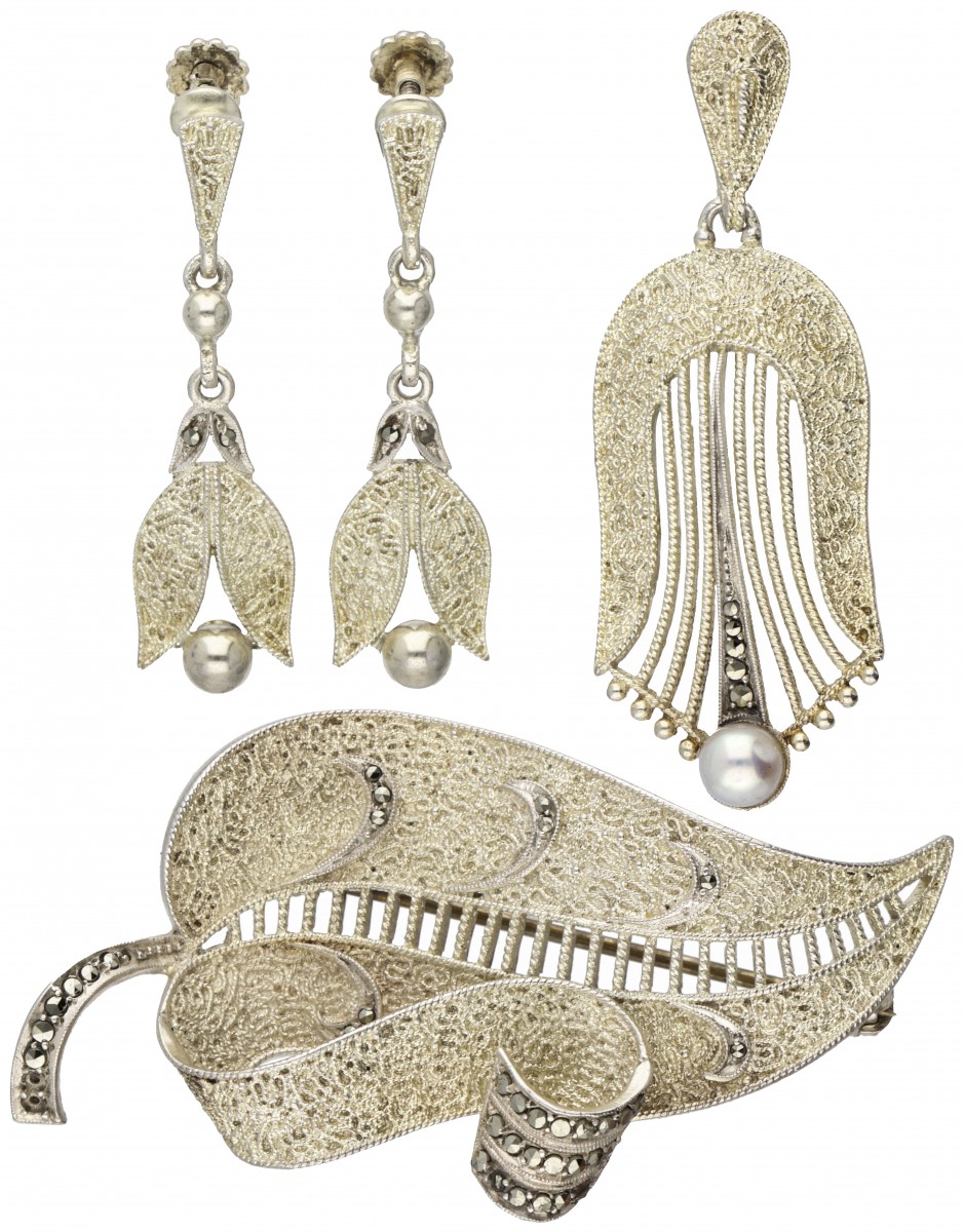 Set van zilveren Theodor Farhner art deco oorbellen, hanger, broche bezet met parel en markasiet - 925/1000.