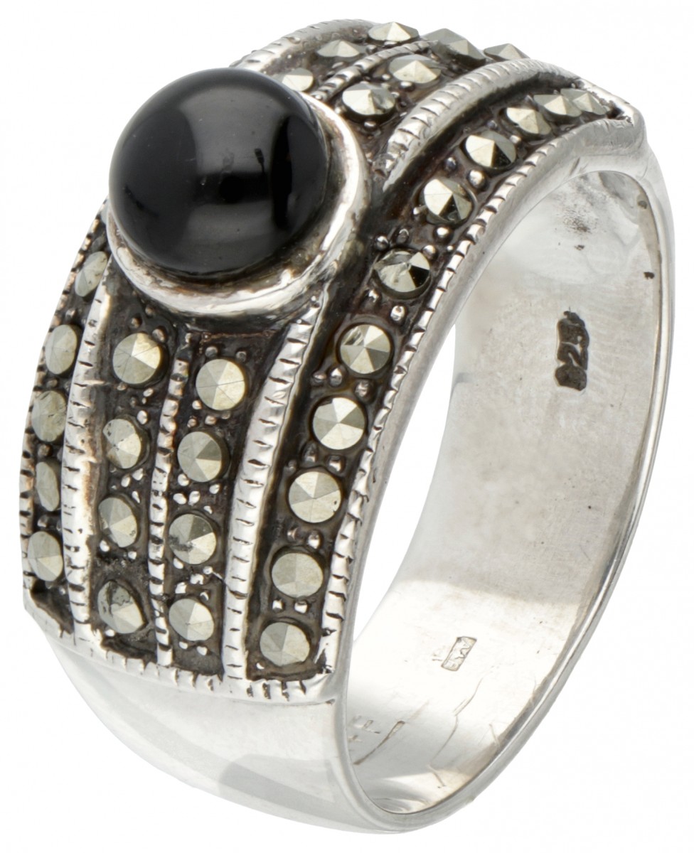 Zilveren ring bezet met onyx en markasiet - 925/1000.