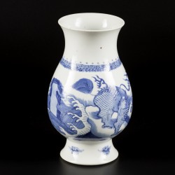 Een porseleinen vaas gedecoreerd met foo-dogs, gemerkt Lingzhi, China, 19e eeuw.
