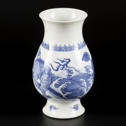 Een porseleinen vaas gedecoreerd met foo-dogs, gemerkt Lingzhi, China, 19e eeuw.