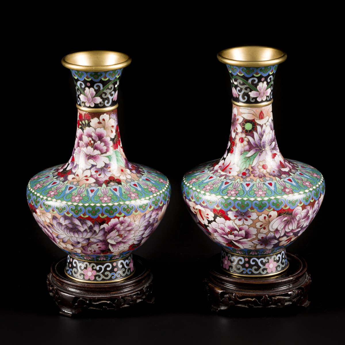 Een set van (2) cloisonné vazen met floraal decor, China, 20e eeuw.