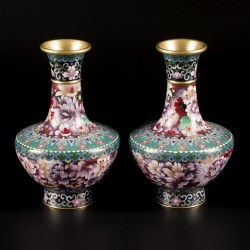 Een set van (2) cloisonné vazen met floraal decor, China, 20e eeuw.