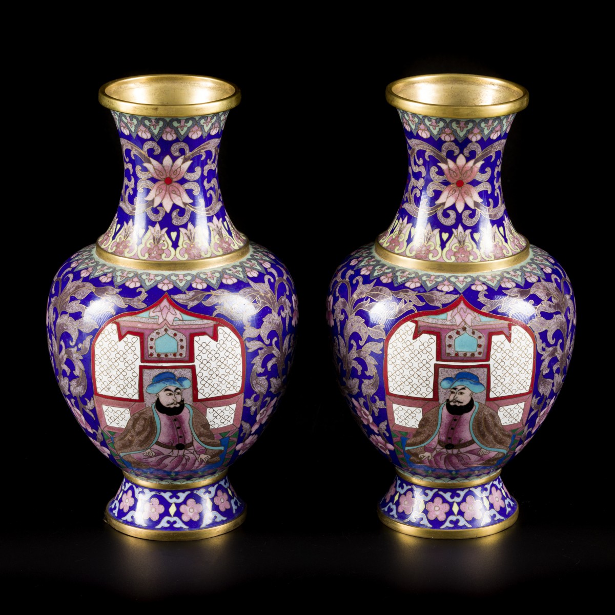 Een set van (2) cloisonné vazen met decor van een Mongoolse heerser, China, 2e helft 20e eeuw.