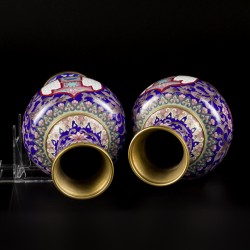 Een set van (2) cloisonné vazen met decor van een Mongoolse heerser, China, 2e helft 20e eeuw.