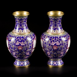 Een set van (2) cloisonné vazen met decor van een Mongoolse heerser, China, 2e helft 20e eeuw.