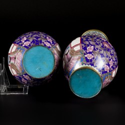 Een set van (2) cloisonné vazen met decor van een Mongoolse heerser, China, 2e helft 20e eeuw.