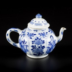 Een porseleinen theepot met decor van bloemen en Lingzi's in vakverdeling, gemerkt Yu "jade", China, Kangxi.