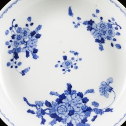 Een porseleinen bord gedecoreerd met bloemen, gemerkt in periode, China, Tongzhi.