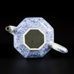 Een porseleinen theepot met floraal decor in vakverdeling, China, Kangxi.