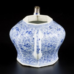 Een porseleinen theepot met floraal decor in vakverdeling, China, Kangxi.
