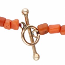 Bloedkoralen collier met een 14 kt. roségouden sluiting.