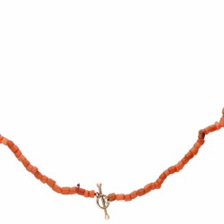 Bloedkoralen collier met een 14 kt. roségouden sluiting.