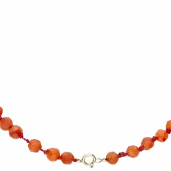 Collier van carneool met een 14 kt. geelgouden sluiting.