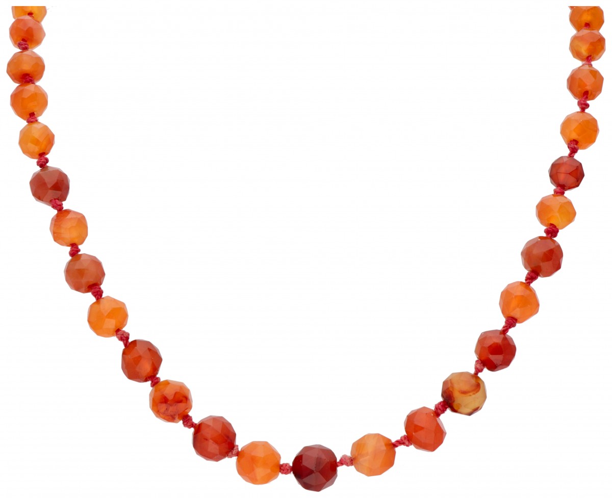 Collier van carneool met een 14 kt. geelgouden sluiting.